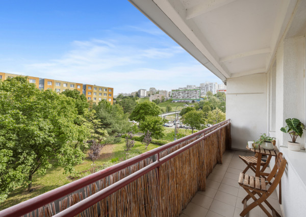 PREDANÝ - Na predaj svetlý 3 izbový byt v tichej časti Karlovej Vsi obklopený zeleňou