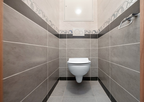 PREDANÝ - Na predaj svetlý 3 izbový byt v tichej časti Karlovej Vsi obklopený zeleňou