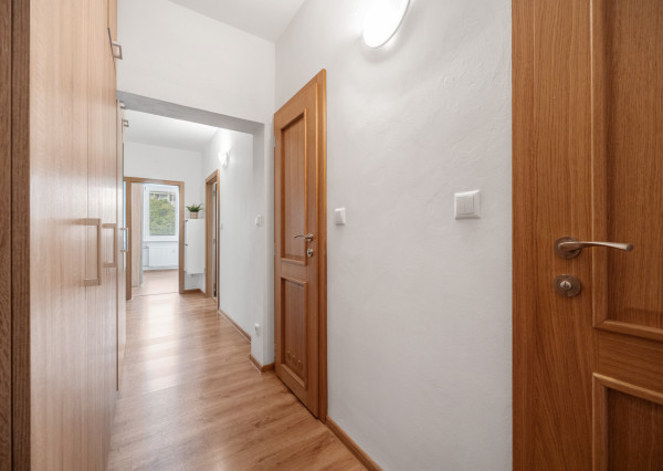 PREDANÝ - Na predaj svetlý 3 izbový byt v tichej časti Karlovej Vsi obklopený zeleňou