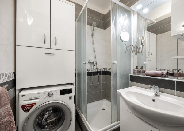 PREDANÝ - Na predaj svetlý 3 izbový byt v tichej časti Karlovej Vsi obklopený zeleňou