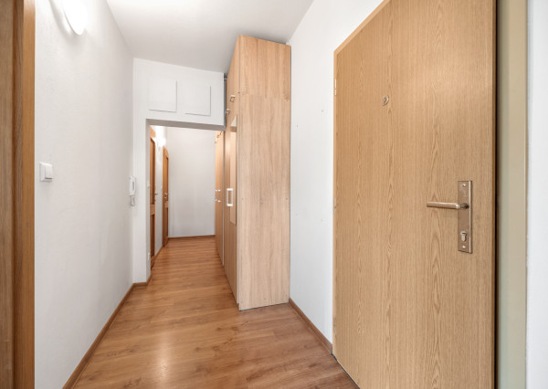 PREDANÝ - Na predaj svetlý 3 izbový byt v tichej časti Karlovej Vsi obklopený zeleňou