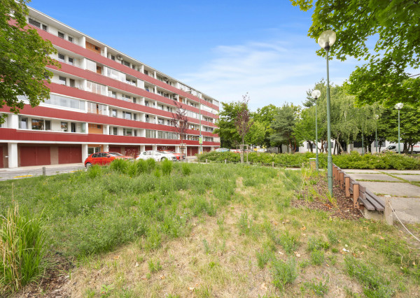 PREDANÝ - Na predaj svetlý 3 izbový byt v tichej časti Karlovej Vsi obklopený zeleňou