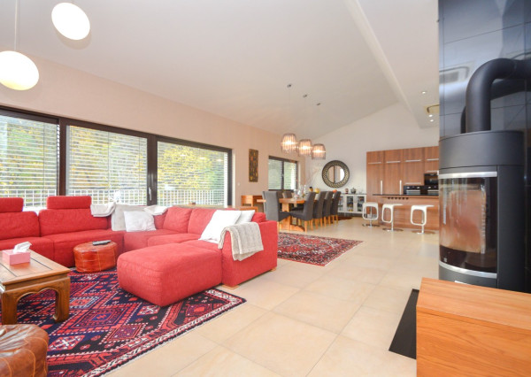 Elegantný 6-izb. rodinný dom s výhľadom na les a mesto - Ahoj