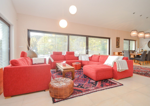 Elegantný 6-izb. rodinný dom s výhľadom na les a mesto - Ahoj