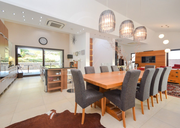 Elegantný 6-izb. rodinný dom s výhľadom na les a mesto - Ahoj