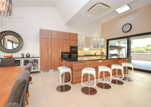 Elegantný 6-izb. rodinný dom s výhľadom na les a mesto - Ahoj