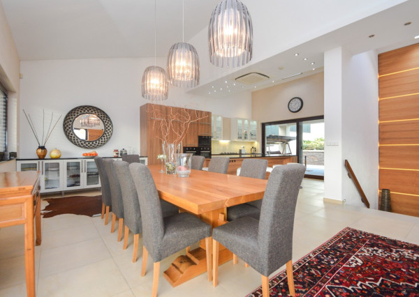 Elegantný 6-izb. rodinný dom s výhľadom na les a mesto - Ahoj