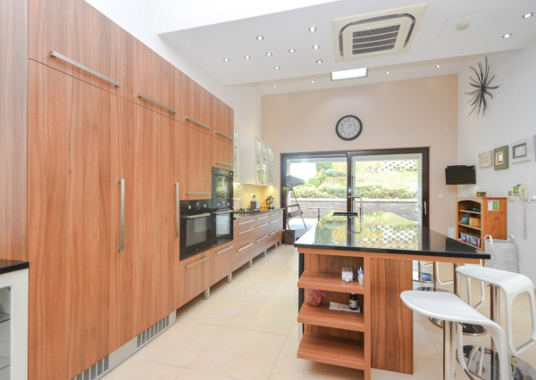 Elegantný 6-izb. rodinný dom s výhľadom na les a mesto - Ahoj