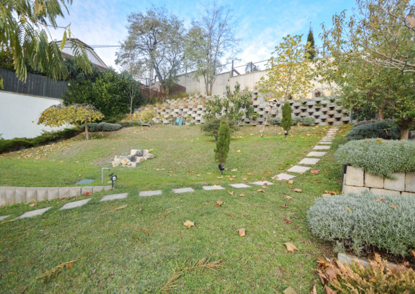 Elegantný 6-izb. rodinný dom s výhľadom na les a mesto - Ahoj