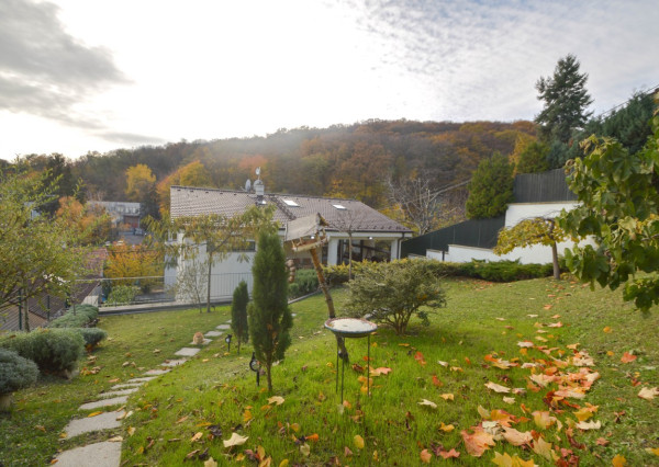 Elegantný 6-izb. rodinný dom s výhľadom na les a mesto - Ahoj