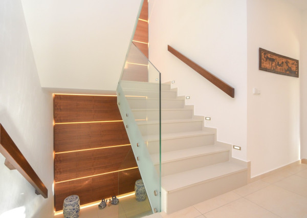 Elegantný 6-izb. rodinný dom s výhľadom na les a mesto - Ahoj