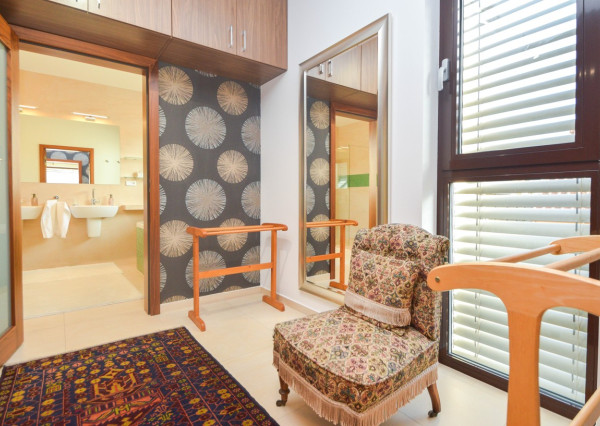 Elegantný 6-izb. rodinný dom s výhľadom na les a mesto - Ahoj