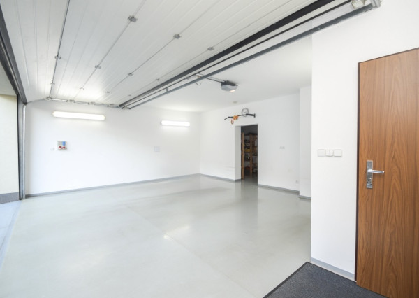 Elegantný 6-izb. rodinný dom s výhľadom na les a mesto - Ahoj