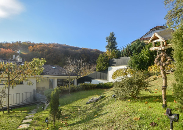 Elegantný 6-izb. rodinný dom s výhľadom na les a mesto - Ahoj