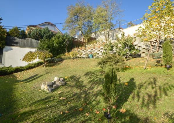 Elegantný 6-izb. rodinný dom s výhľadom na les a mesto - Ahoj