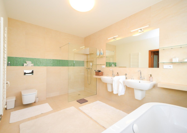 Elegantný 6-izb. rodinný dom s výhľadom na les a mesto - Ahoj