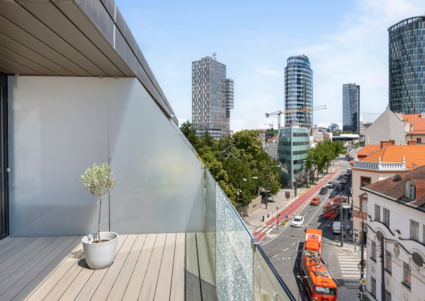 Exkluzívny 3-izbový penthouse s terasou a výhľadom na downtown - Dunajská ul.