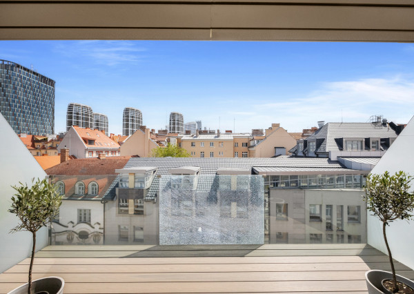 Exkluzívny 3-izbový penthouse s terasou a výhľadom na downtown - Dunajská ul.