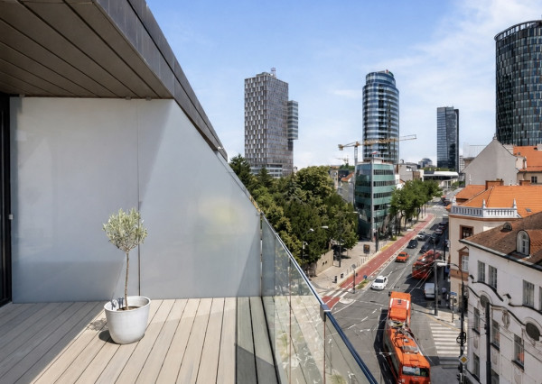 Exkluzívny 3-izbový penthouse s terasou a výhľadom na downtown - Dunajská ul.