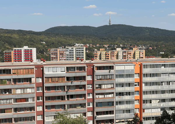 Priestranný 3-izbový byt s loggiou 17 m² a nádherným výhľadom v Dúbravke