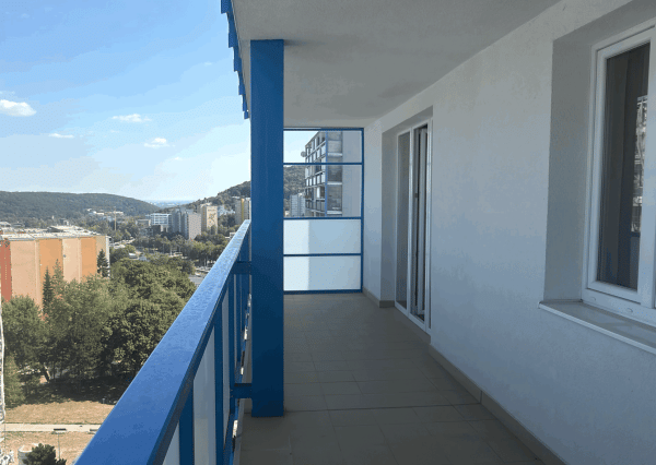 Priestranný 3-izbový byt s loggiou 17 m² a nádherným výhľadom v Dúbravke