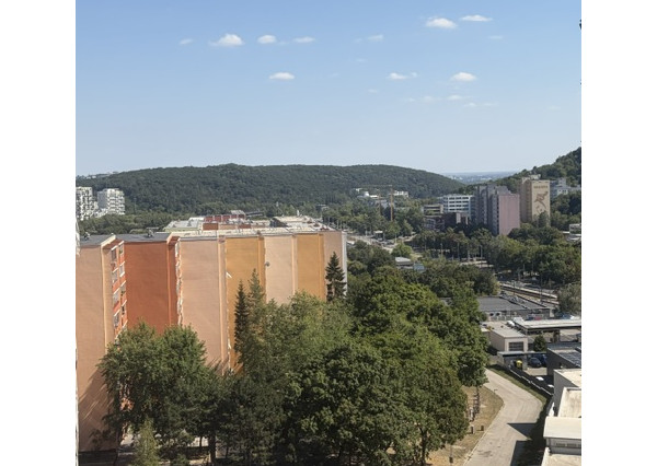 Priestranný 3-izbový byt s loggiou 17 m² a nádherným výhľadom v Dúbravke