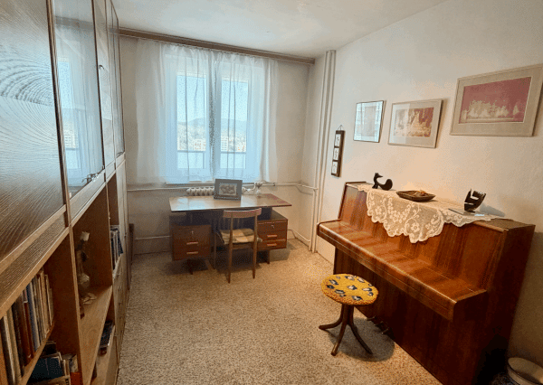 Priestranný 3-izbový byt s loggiou 17 m² a nádherným výhľadom v Dúbravke