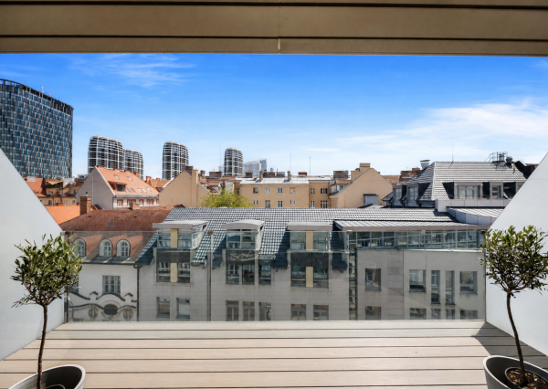 Exkluzívny 3-izbový penthouse s terasou a výhľadom na downtown - Dunajská ul.
