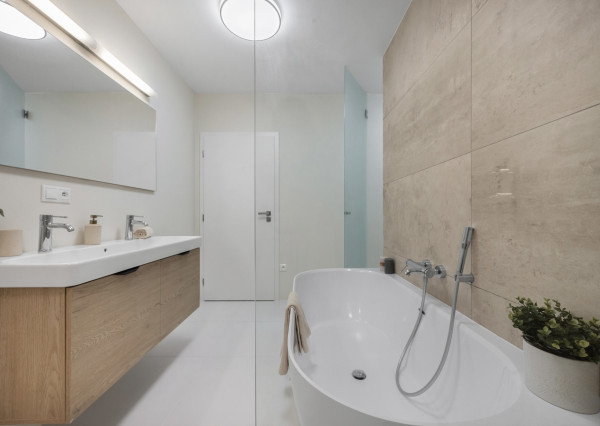 Exkluzívny 3-izbový penthouse s terasou a výhľadom na downtown - Dunajská ul.