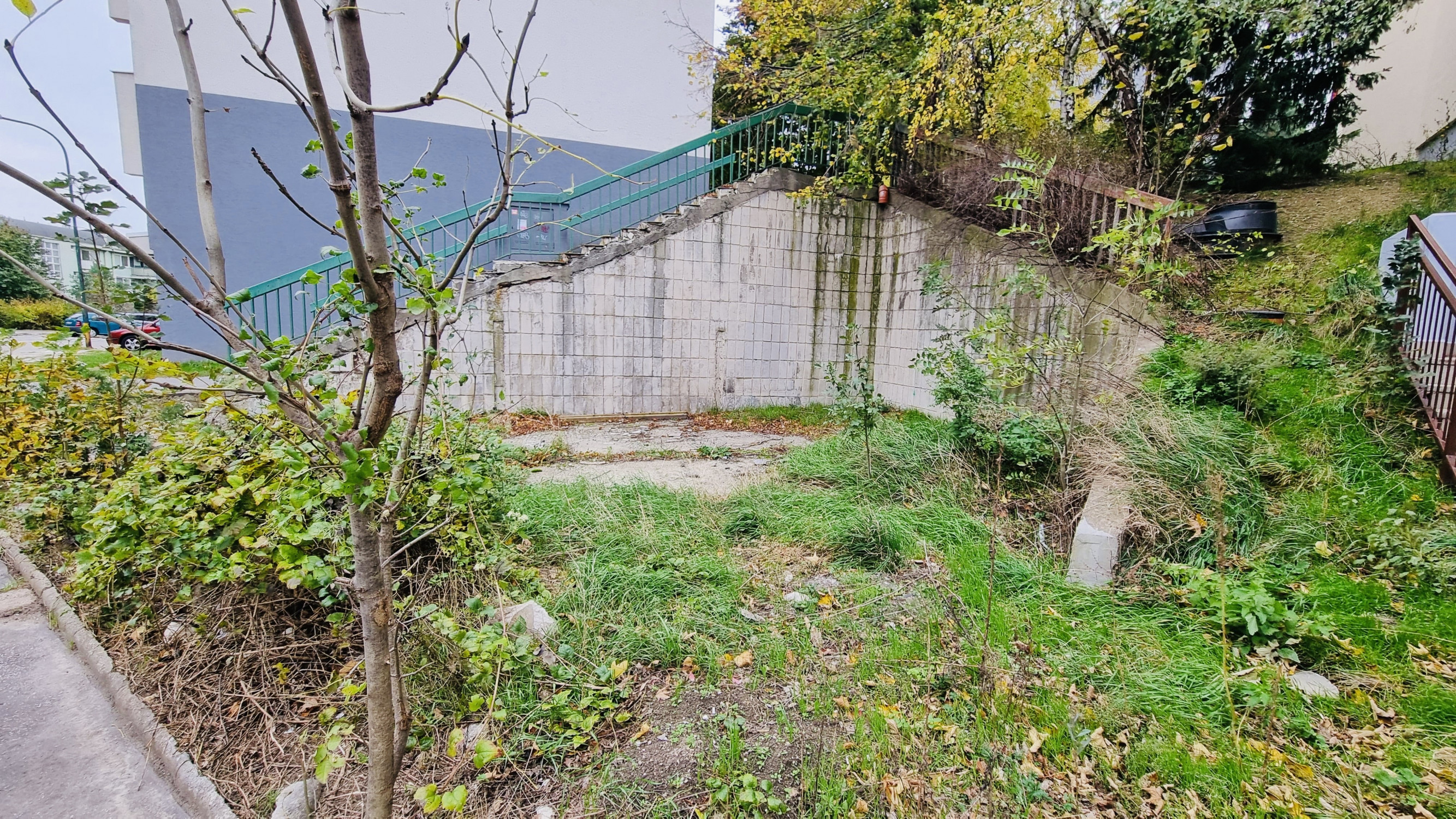 Na predaj pozemok pre parkovanie, garáž či kancelárie