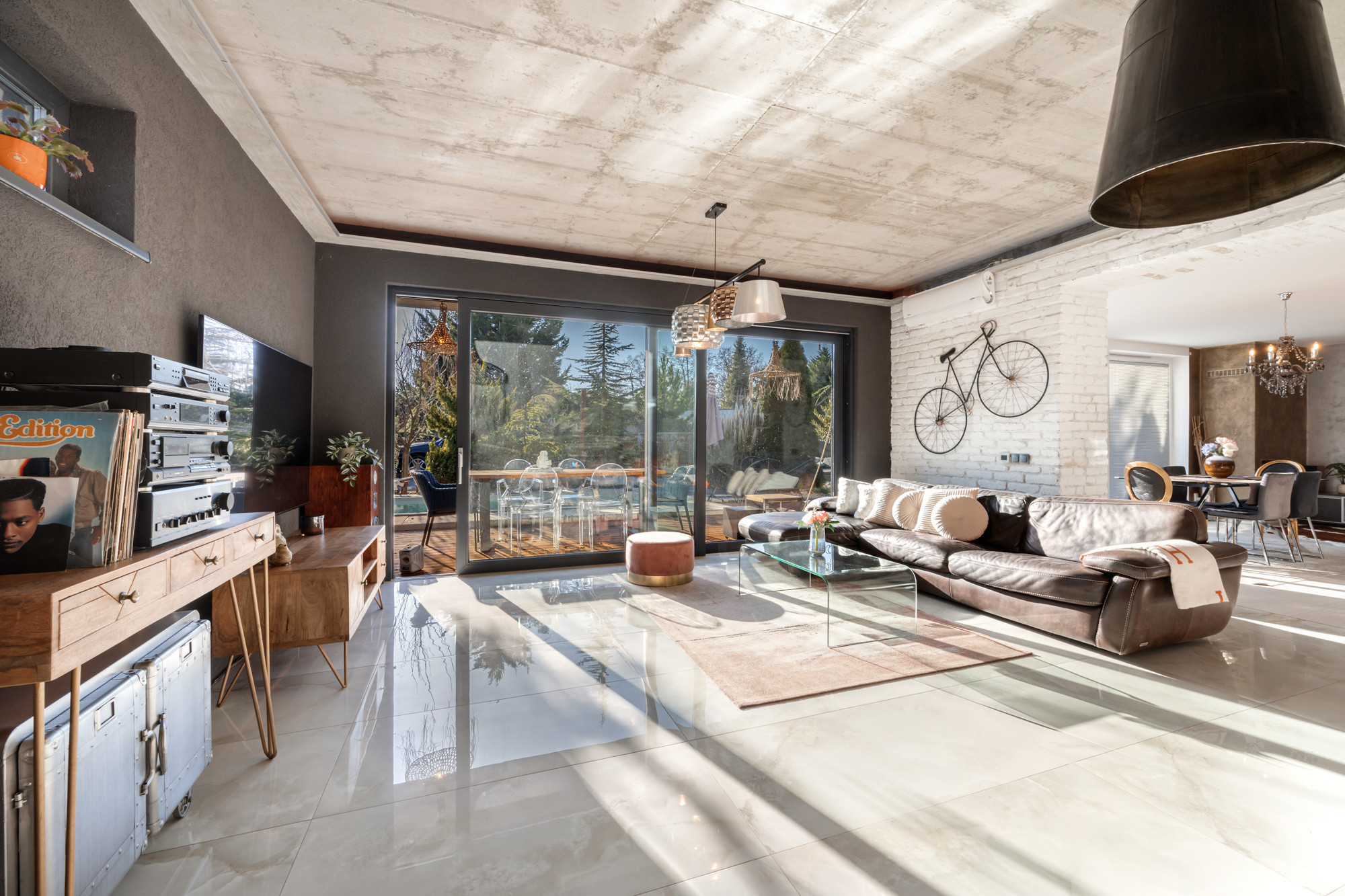 PREDANÝ - exkluzívny 5-izbový rodinný dom s bazénom a krásnou záhradou v Chorvátskom Grobe