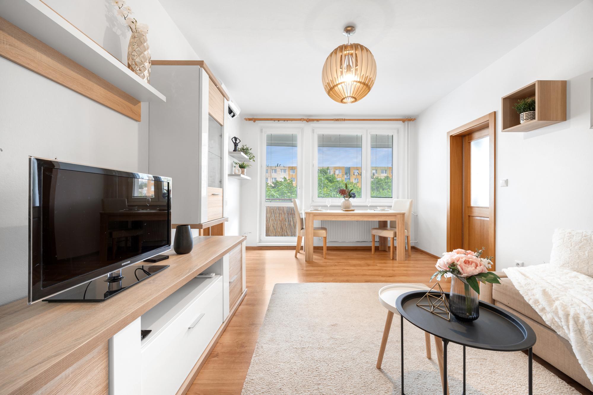 PREDANÝ - Na predaj svetlý 3 izbový byt v tichej časti Karlovej Vsi obklopený zeleňou