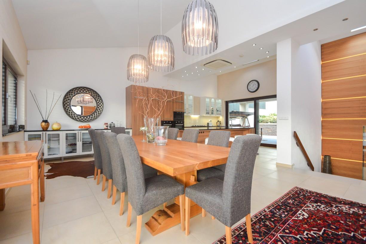 Elegantný 6-izb. rodinný dom s výhľadom na les a mesto - Ahoj