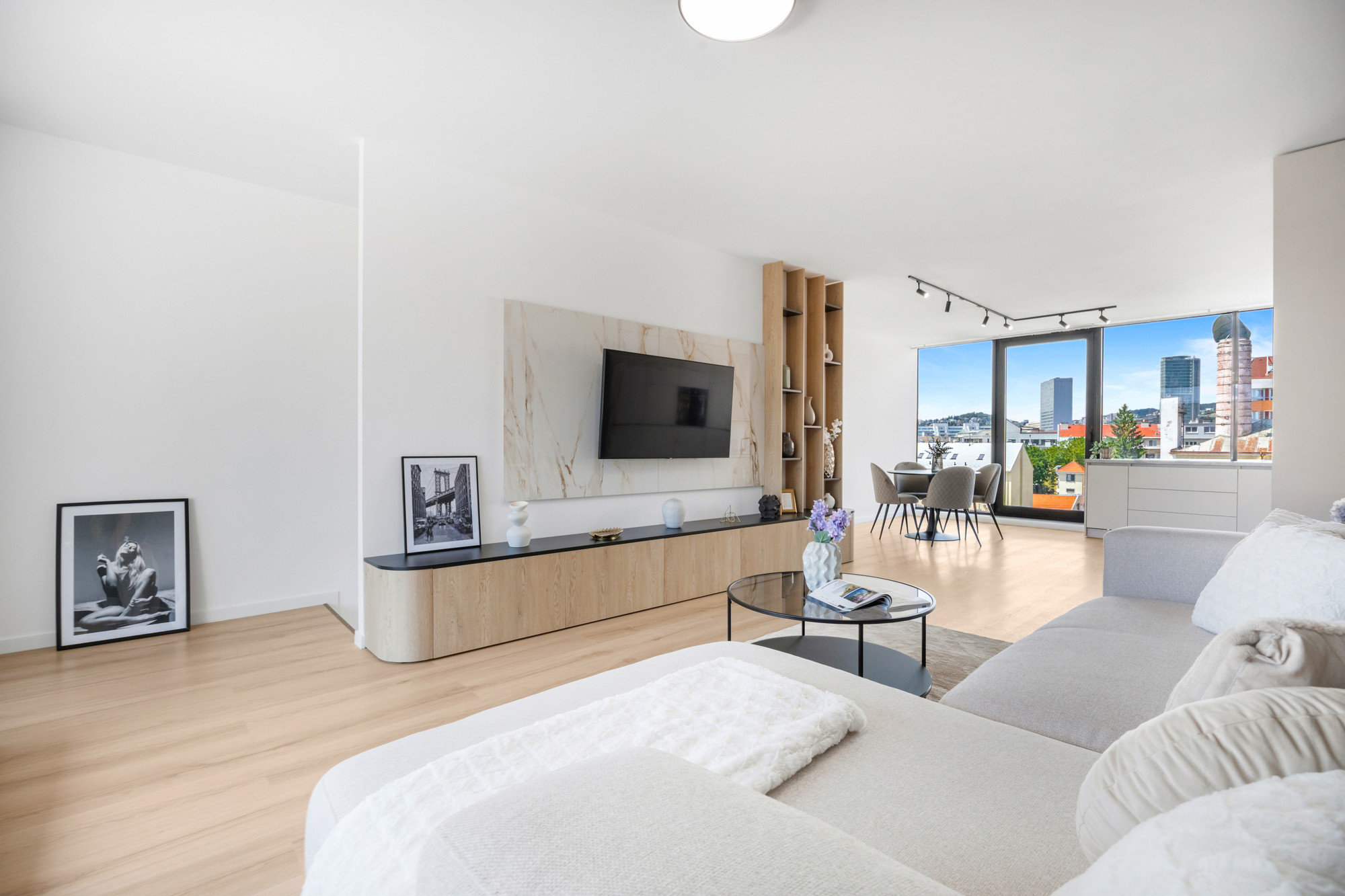 Exkluzívny 3-izbový penthouse s terasou a výhľadom na downtown - Dunajská ul.